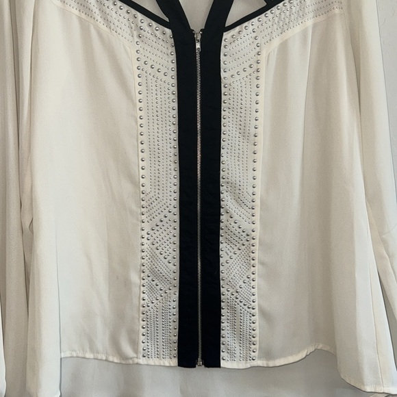 Gorgeous Blouse - Picture 2 of 6